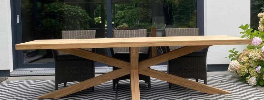 Teak Tisch Ava mit X-Beinen