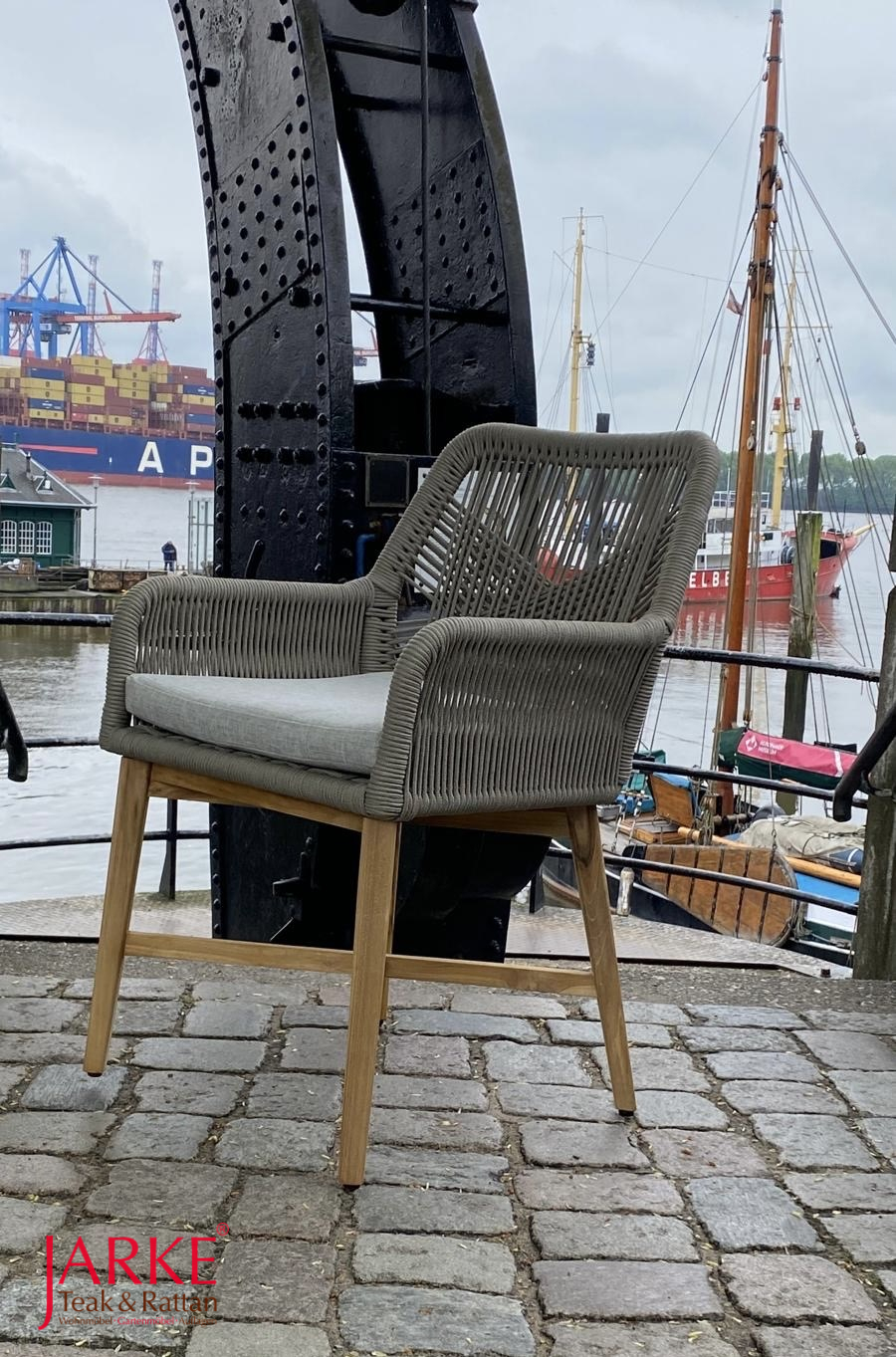 Outdoor Stuhl "Paxton" vor der Kulisse Hamburger Hafen