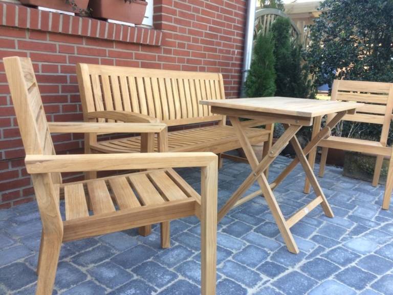 Moderner Teak Stapelstuhl mit Querlattung bei Jarke Teak
