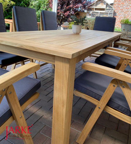 Teak Tisch Gigant in Kombination mit dem Teak Hochlehner "Angulia"