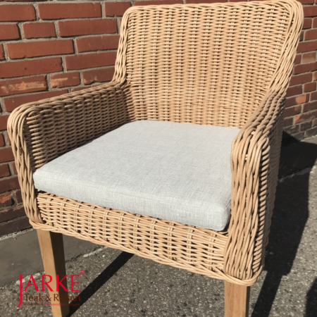 Gemütlicher Outdoor Sessel in der Farbe Sand/ Honig, mit Teak Beinen