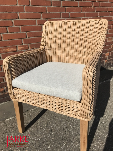 Gemütlicher Outdoor Sessel in der Farbe Sand/ Honig, mit Teak Beinen