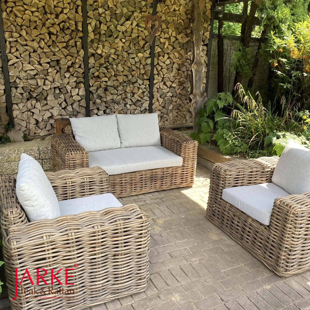 Rattan Lounge Set, bestehend aus einem 2er Sofa und Sesseln. Extra breite Armlehnen.