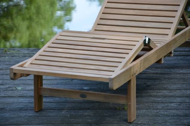 Teak Liege mit verstellbaren Kopf und Fußteil, Tablett und Rädern