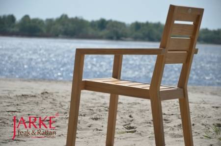 Stylischer gradliniger Stapelstuhl aus Teak