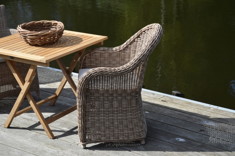 Outdoor Sessel Reva in der Flechtfarbe White Cubo bei Jarke Teak