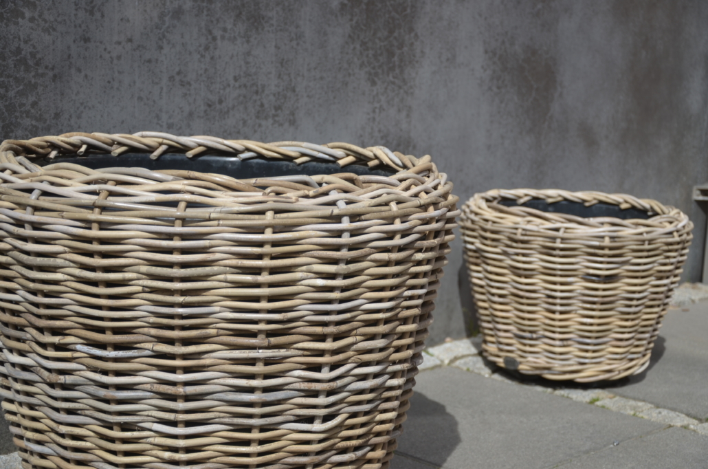 Pflanzenkübel aus Rattan, innenliegend ein Kunststoffeinsatz