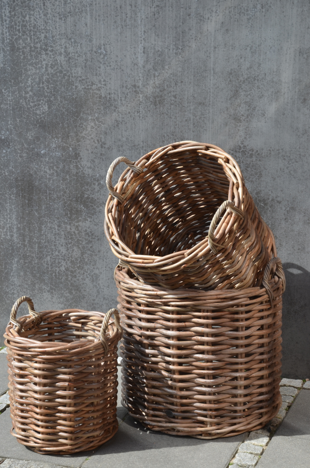 Runder Korb aus Rattan Kubo Grey bei Jarke Teak