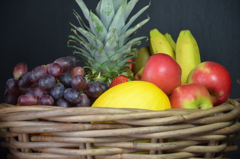 Schale für Gemüse und Obst aus Rattan Kubo Grey bei Jarke Teak