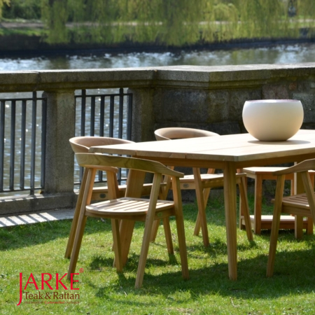 Ein tolles Ensemble: Tisch Tisch Arvid mit passendem Armlehnenstuhl