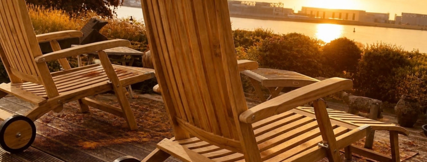 Teak Deckchair vor herbstlicher Kulisse, Elbe