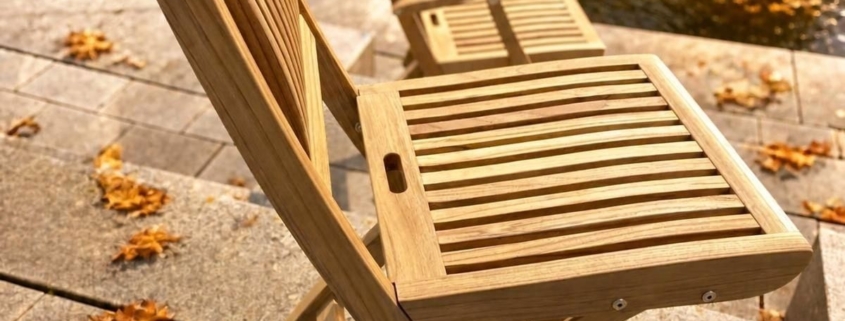 Teak Klappstühle, ergonomisch, im Herbst