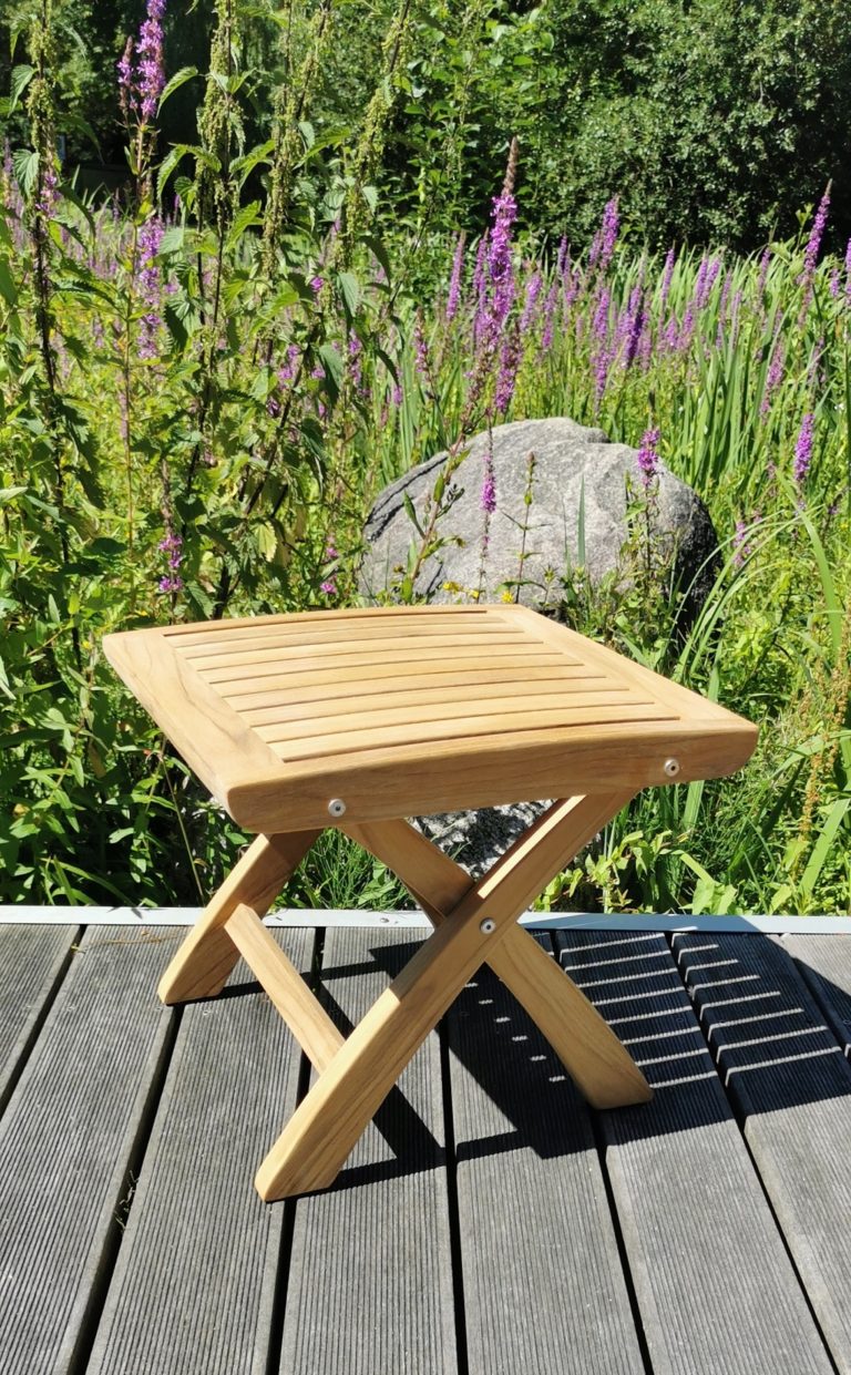 Teak Fußhocker Angulia mit breiter Lattung bei Jarke Teak