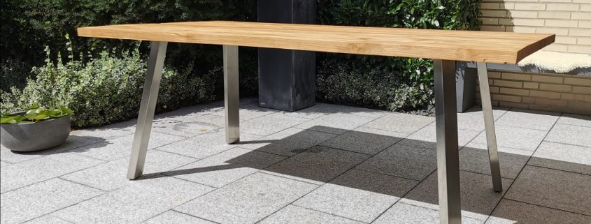 Teak Tisch mit Edelstahlbeinen