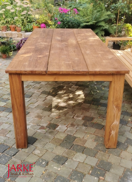 Massiver Teak Tisch mit dicken Beinen