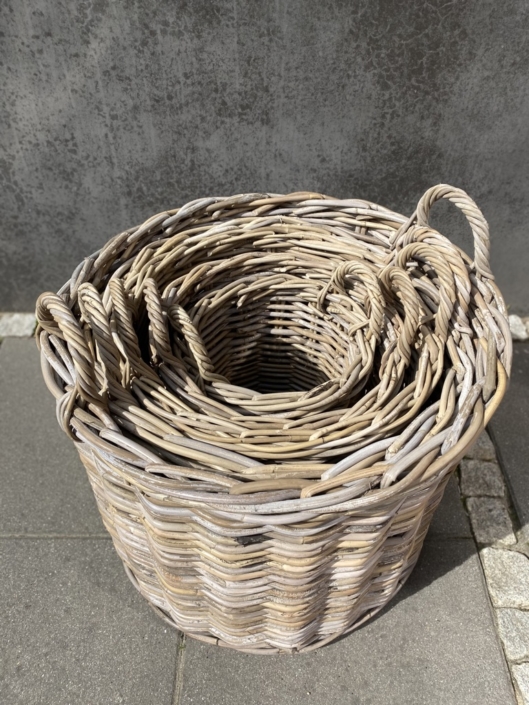 Runder Korb aus Rattan Kubo Grey bei Jarke Teak