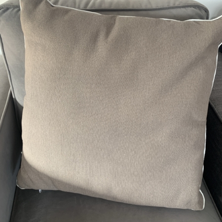 Zierkissen 50 x 50 cm, Taupe mit umlaufenden weißen Keder
