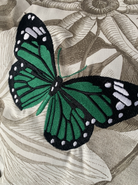 Zierkissen mit dekorativen Schmetterlings-Print & Stickerei