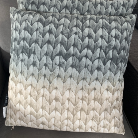 Zierkissen mit dekorativem Print/ Flechtmuster
