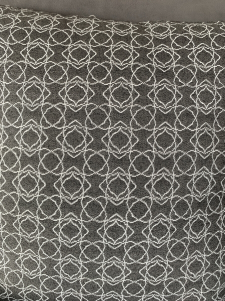 Outdoor Zierkissen mit dekorativen Print in grau/ weiß