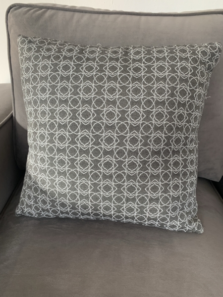 Outdoor Zierkissen mit dekorativen Print in grau/ weiß
