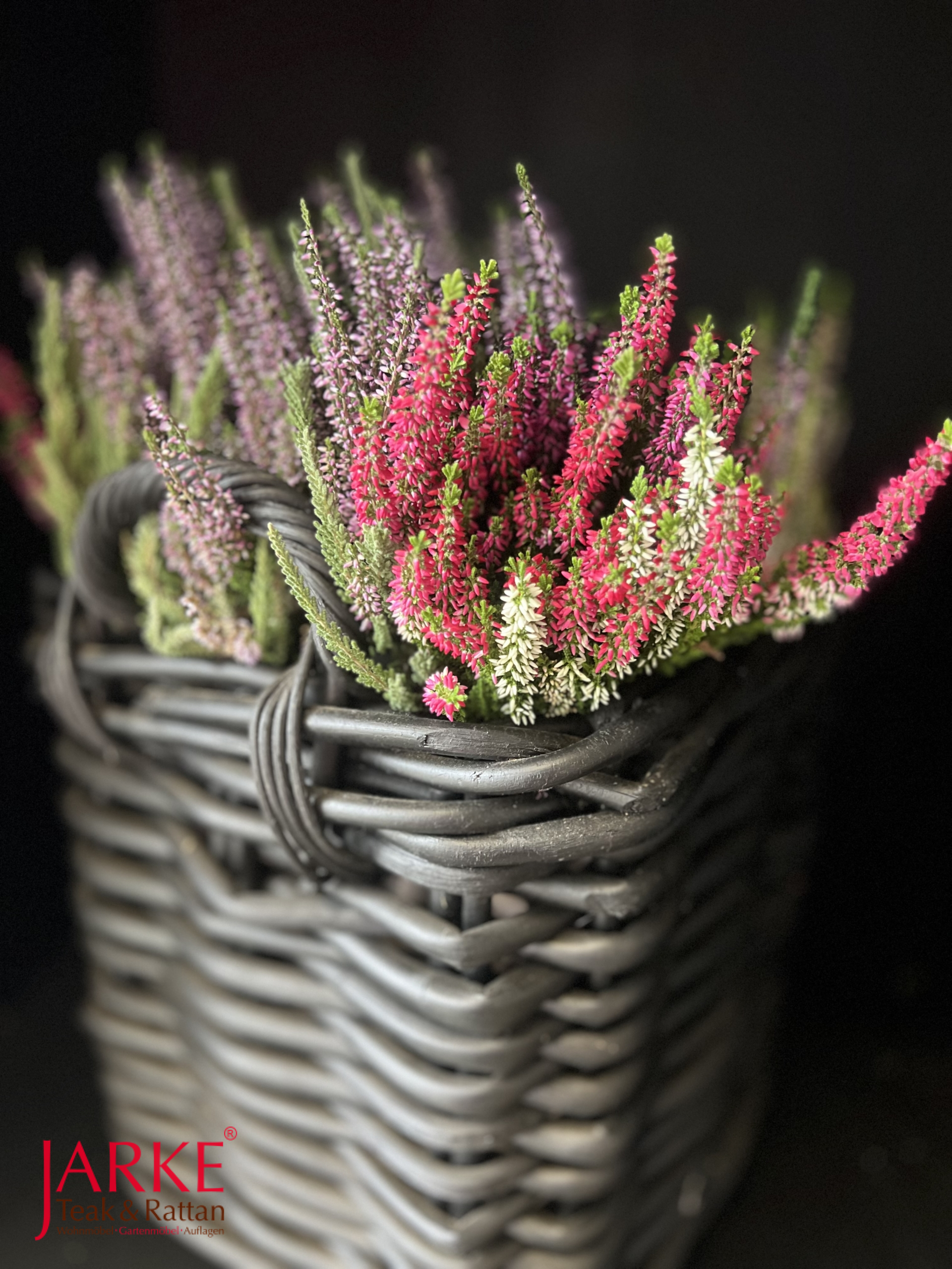 Schwarzer Kubu Korb, herbstlich bepflanzt mit Heide