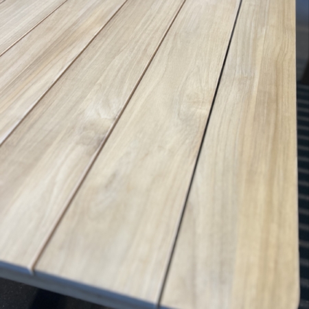 Teak Tisch Caja, mit abgerundeten Beinen von 12 cm