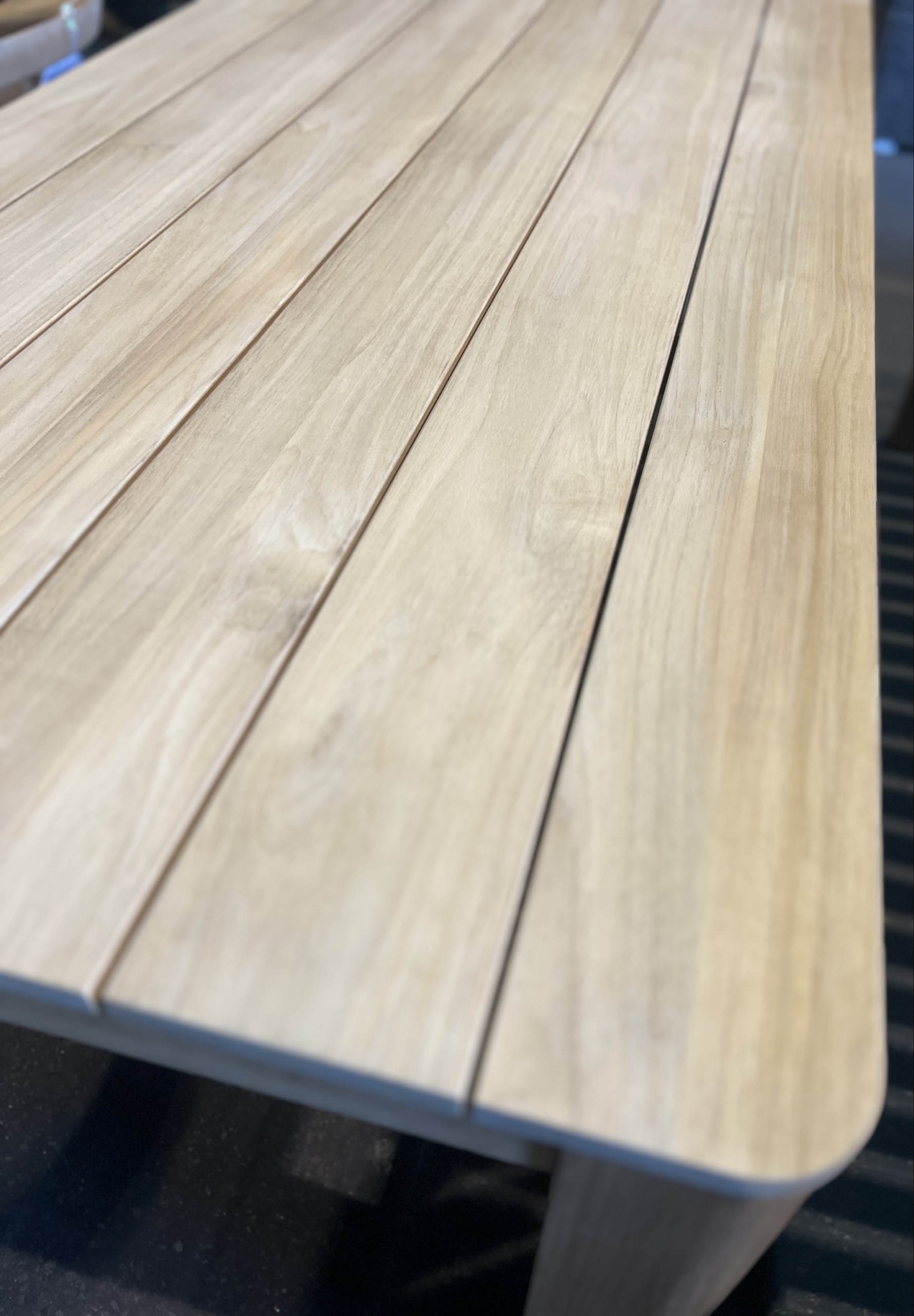 Teak Tisch Caja, mit abgerundeten Beinen von 12 cm