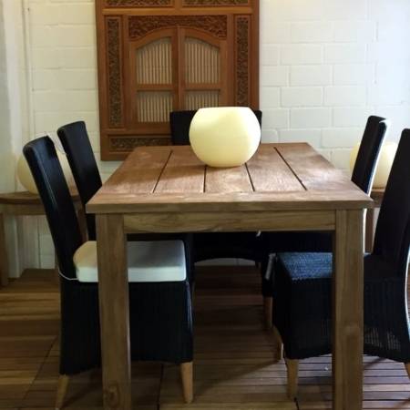 Tisch aus receyceltem Teakholz