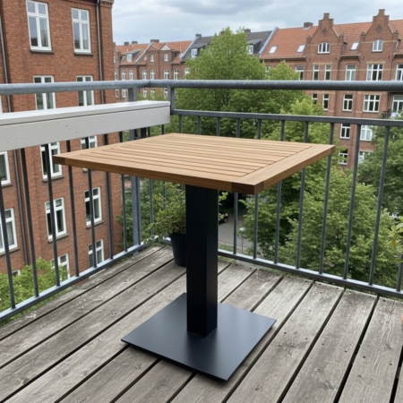 Teak Tisch mit Mittelfuß aus Eisen