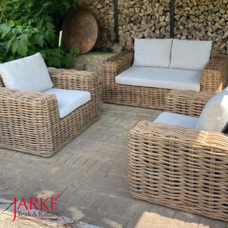 Rattan Lounge Set, bestehend aus einem 2er Sofa und Sesseln. Extra breite Armlehnen.