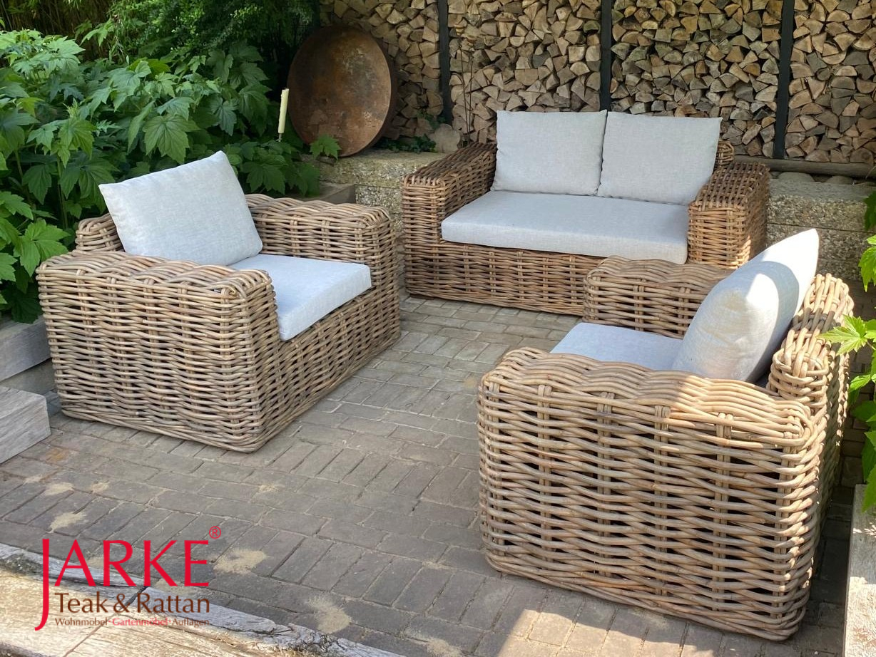 Rattan Lounge Set, bestehend aus einem 2er Sofa und Sesseln. Extra breite Armlehnen.